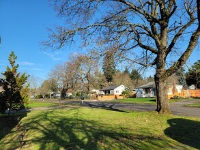 4063 SE 114th Ave in Portland, OR - Building Photo - Building Photo