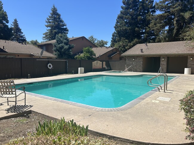 4063 Elmo Loop in Modesto, CA - Foto de edificio - Building Photo