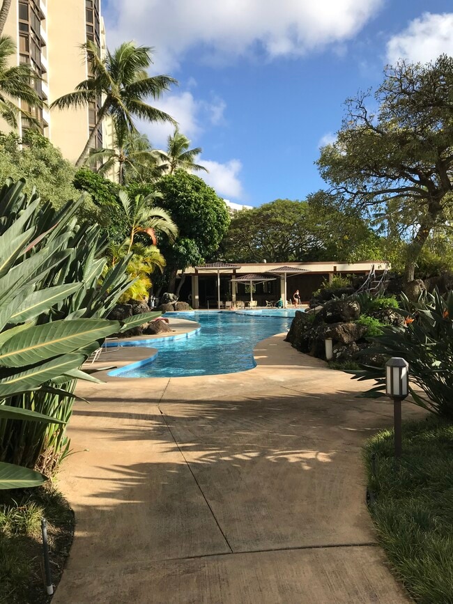 501 Hahaione St in Honolulu, HI - Foto de edificio - Building Photo
