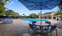 Cool off in the pool or relax on our large sundeck - Mariners Cove Apartamentos in San Diego, California