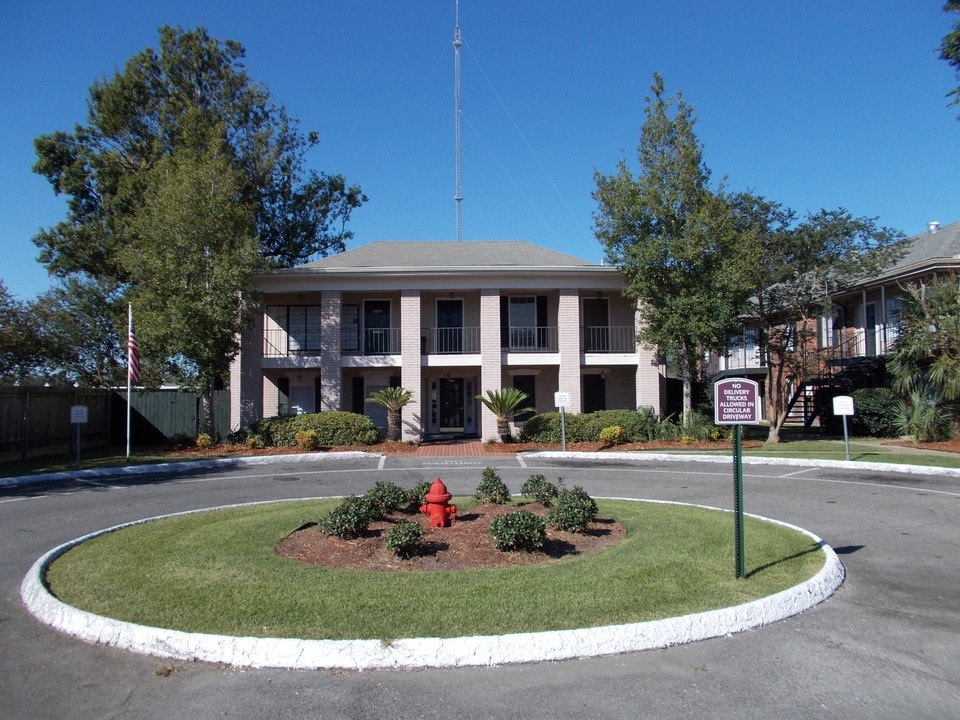Oak Alley Apartments in Gretna, LA - Building Photo