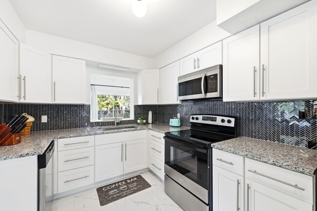 1147 Shady Rest Ln in Naples, FL - Building Photo - Building Photo