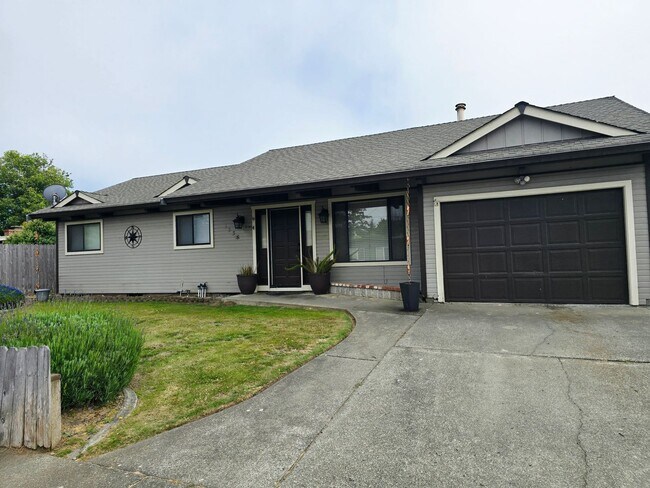 1238 Fernwood Dr in Mckinleyville, CA - Building Photo - Building Photo