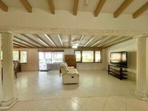 2725 NE 27th Ct in Fort Lauderdale, FL - Foto de edificio - Building Photo