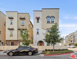 749 Daniel Freeman Cir in Inglewood, CA - Building Photo