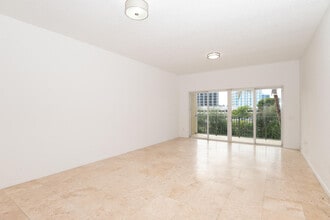 1650 Presidential Way in West Palm Beach, FL - Building Photo - Building Photo