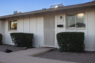 7128 W Pierson St in Phoenix, AZ - Foto de edificio - Building Photo