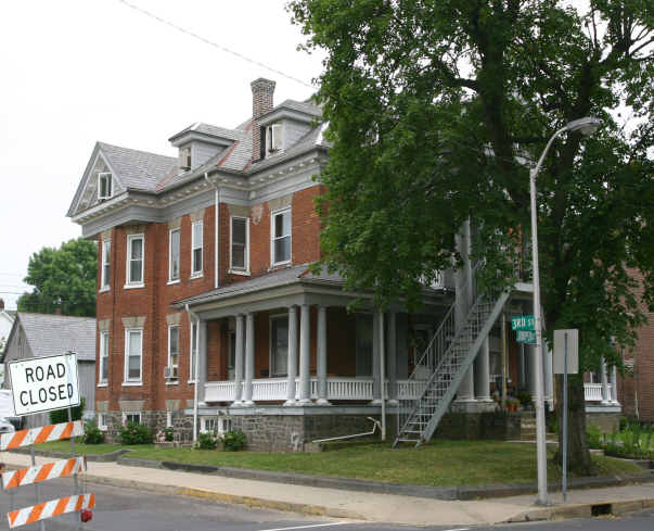 302 Juniper St in Quakertown, PA - Building Photo