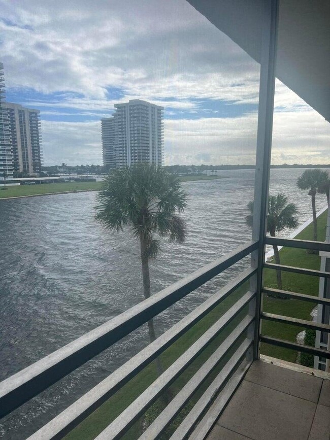 20 Yacht Club Dr in North Palm Beach, FL - Building Photo - Building Photo