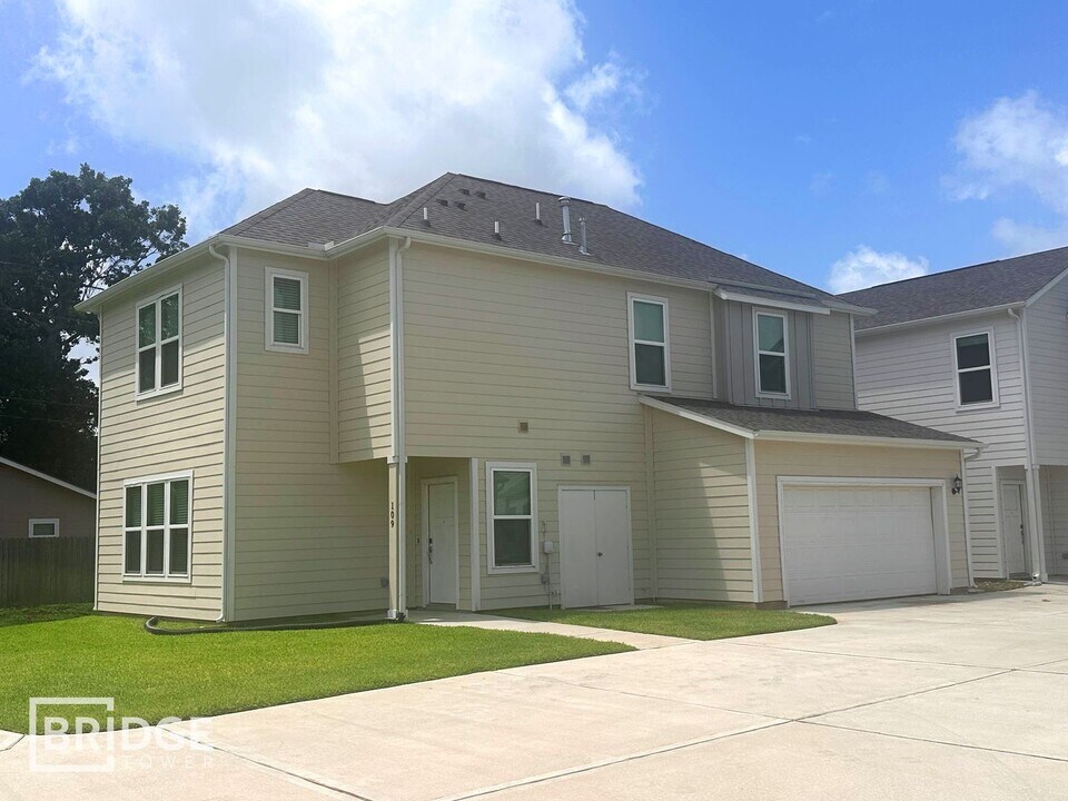 109 Pecan Ln in Lake Jackson, TX - Building Photo