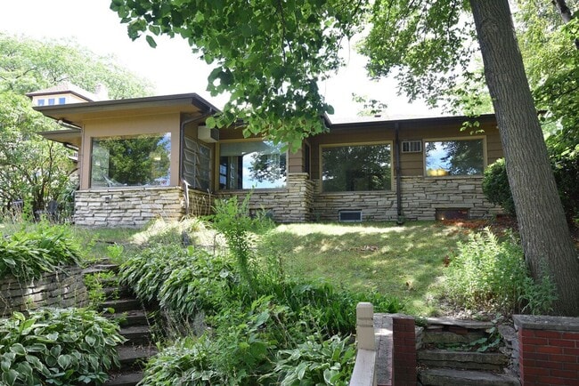 property at 716 W Rock Pl