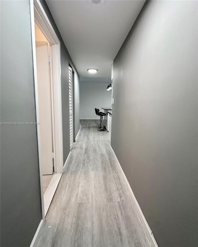 999 Brickell Bay Dr, Unit 709 in Miami, FL - Foto de edificio - Building Photo