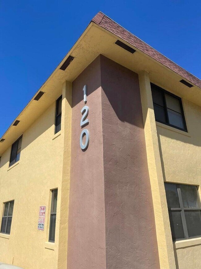 120 N M St, Unit C in Lake Worth Beach, FL - Building Photo - Building Photo