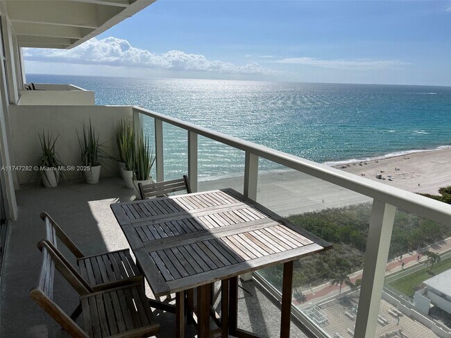 5701 Collins Ave in Miami Beach, FL - Foto de edificio - Building Photo