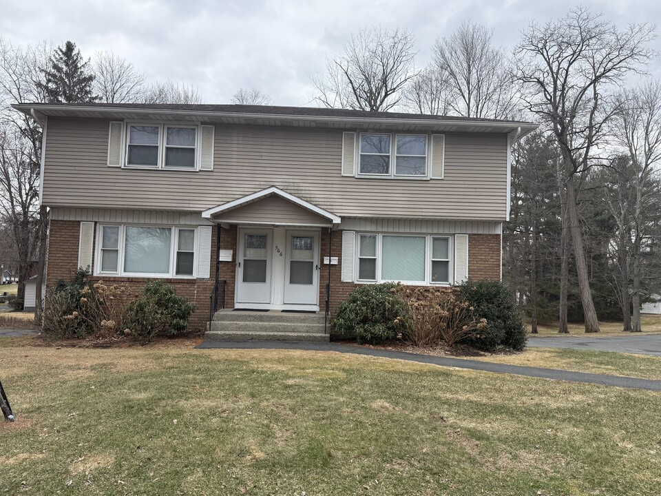 566 Kenwood Ave in Delmar, NY - Foto de edificio