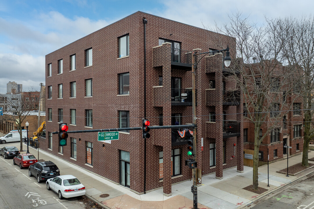 1355 W Devon Ave in Chicago, IL - Building Photo