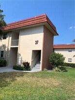 37 Pine Arbor Ln, Unit 105 in Vero Beach, FL - Building Photo