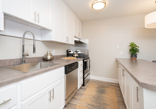 Ellinwood Apartments in Pleasant Hill, CA - Foto de edificio - Building Photo