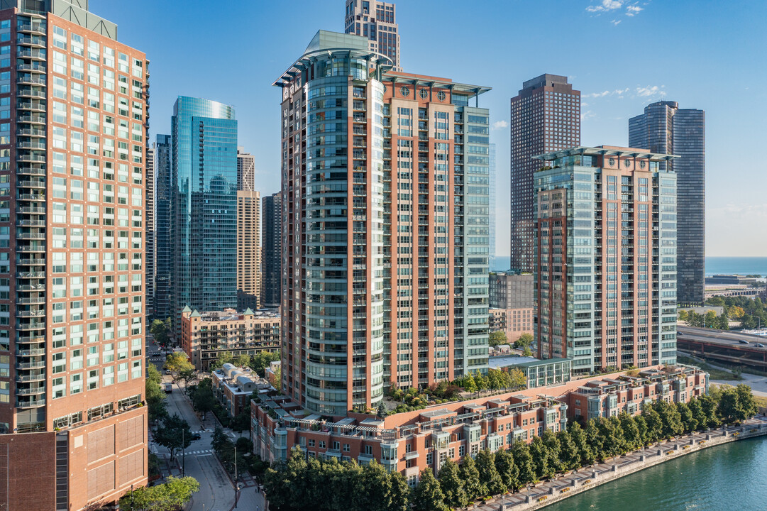 Riverview Condominiums in Chicago, IL - Building Photo