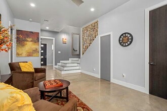 326 Clay St in San Antonio, TX - Foto de edificio - Building Photo