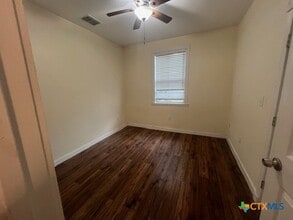 317 S Magnolia Ave in Luling, TX - Building Photo - Building Photo