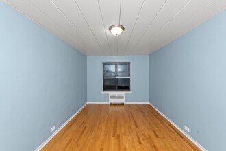 1360 W Touhy Ave in Chicago, IL - Building Photo - Building Photo