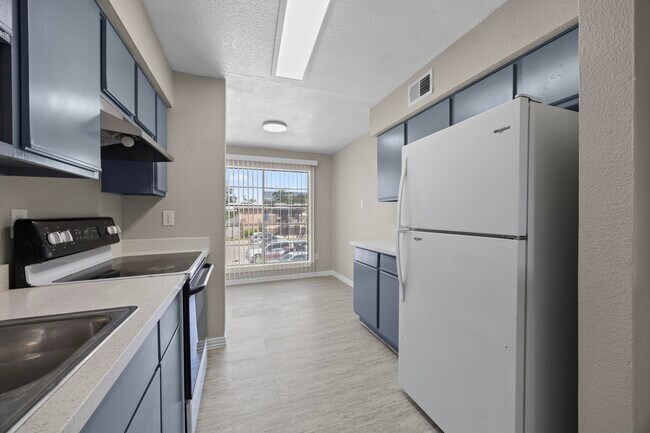 9616 Long Point Rd in Houston, TX - Building Photo - Building Photo