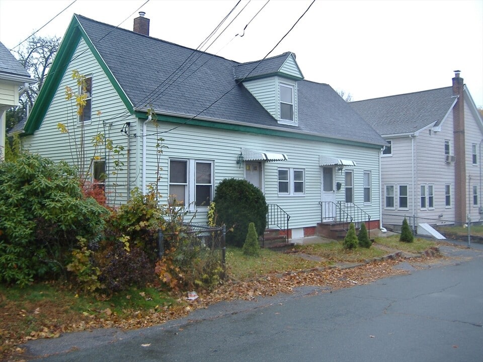 26 School St in Randolph, MA - Building Photo
