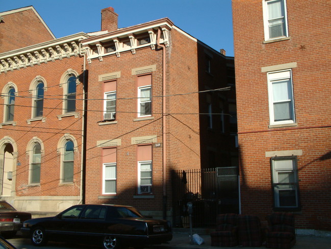 1204 Clay St in Cincinnati, OH - Foto de edificio - Building Photo