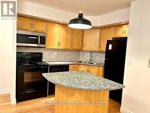 250 Wellington St W in Toronto, ON - Building Photo - Building Photo