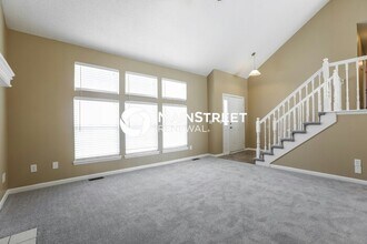 215 Apple Blossom Ln in Belton, MO - Foto de edificio - Building Photo