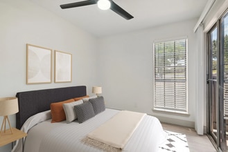 Cross Creek Apartments in Dallas, TX - Building Photo - Building Photo