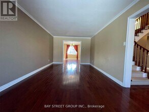 2079 Pineview Dr in Oakville, ON - Building Photo - Building Photo