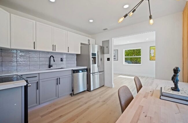 1521 NE 148th St in Miami, FL - Foto de edificio - Building Photo