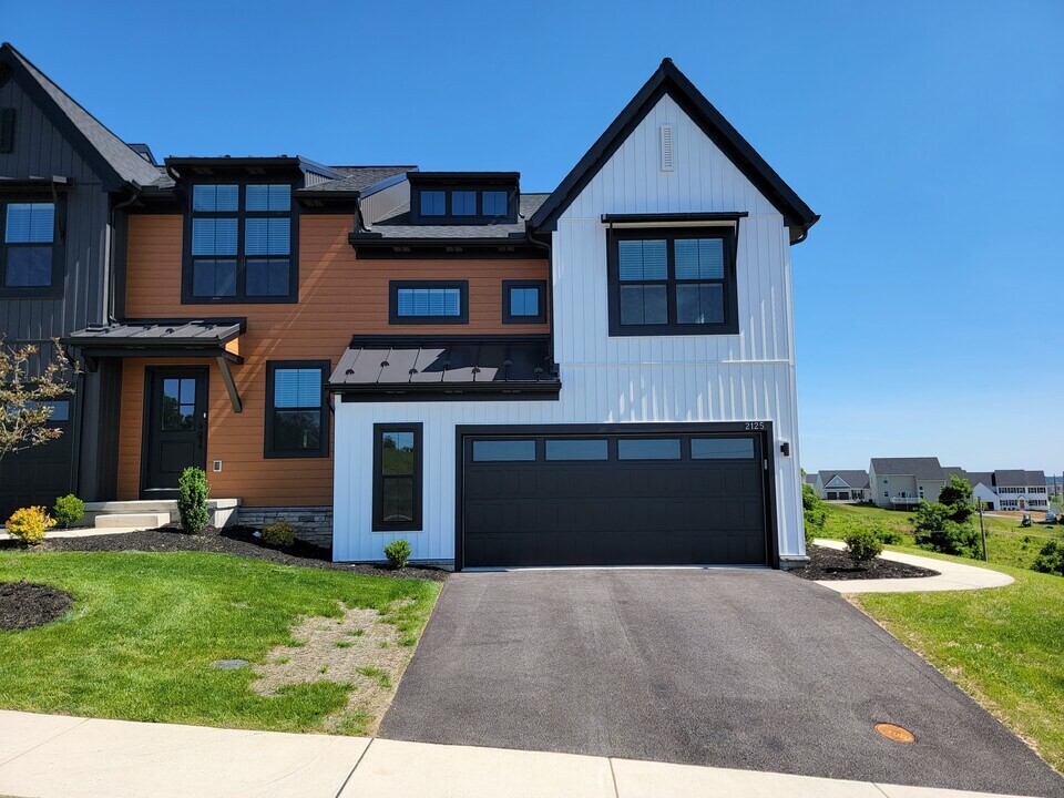 2125 S Autumn Chase Dr in Mechanicsburg, PA - Building Photo
