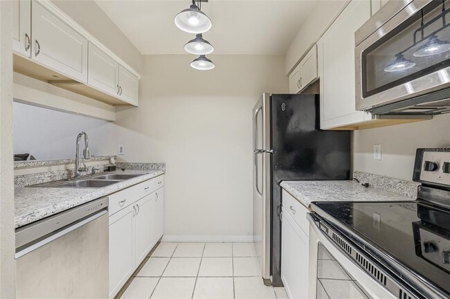 4004 Nestle Oaks Pl in Tampa, FL - Building Photo - Building Photo