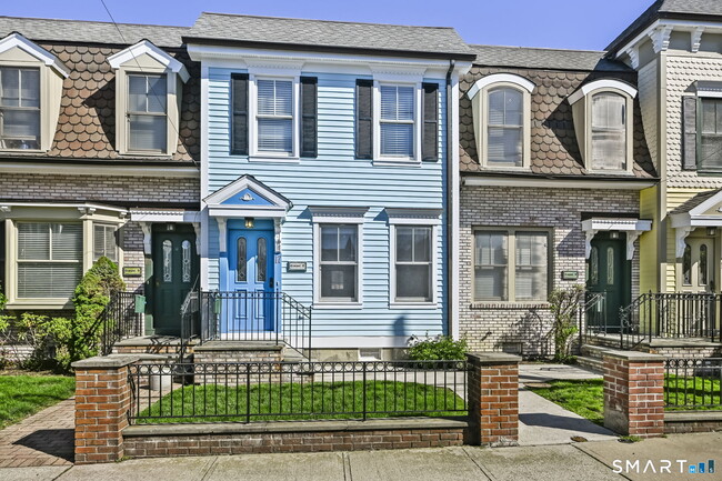 property at 17 Dolsen Pl
