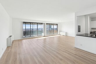 Stratford at Southern Towers in Alexandria, VA - Foto de edificio - Building Photo