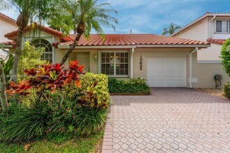 10635 NW 54th St in Doral, FL - Foto de edificio - Building Photo