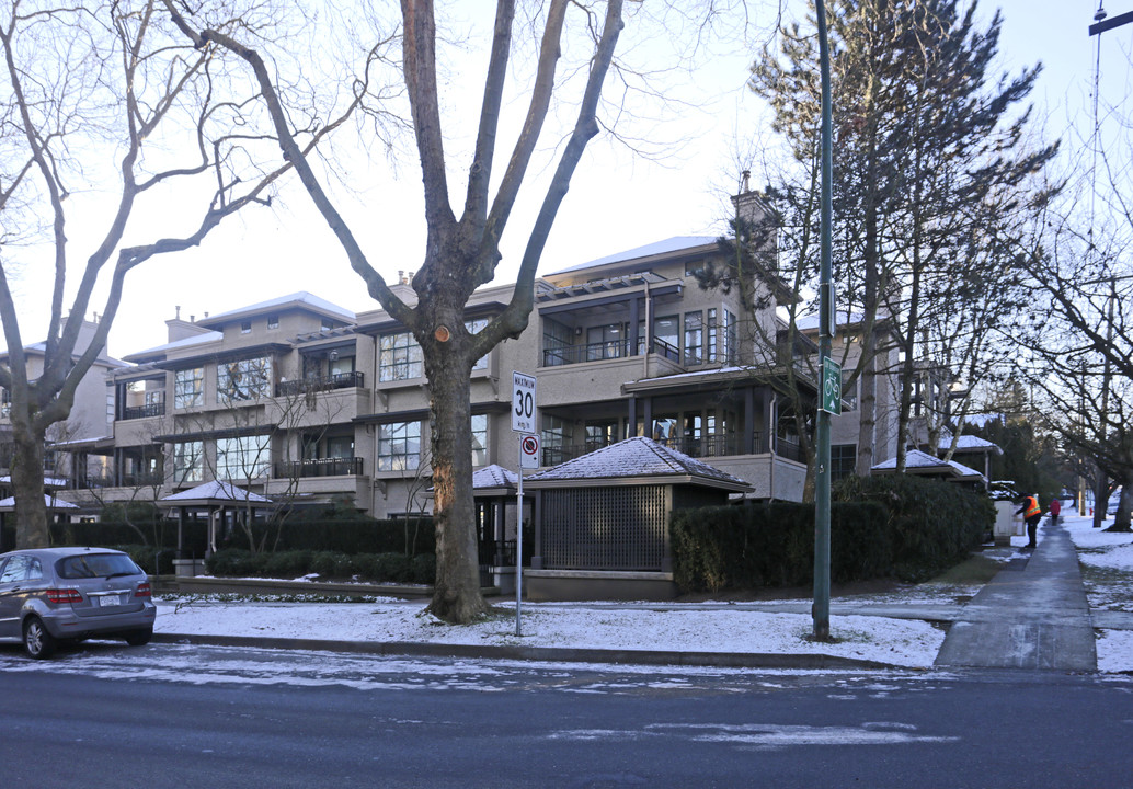 La Mirada in Vancouver, BC - Building Photo