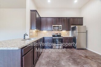 118 Samuel Dr in Mustang Ridge, TX - Foto de edificio - Building Photo