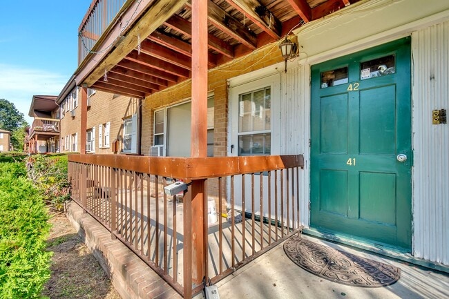 55 Gill Ln in Woodbridge Township, NJ - Foto de edificio - Building Photo