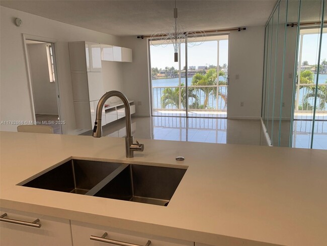 3010 Marcos Dr in Aventura, FL - Building Photo - Building Photo