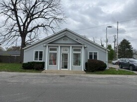 213 N East St, Unit B in Carlinville, IL - Building Photo
