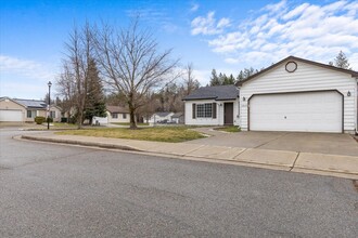 6648 W Legacy Dr in Rathdrum, ID - Building Photo - Building Photo