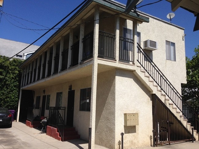 1067 Orizaba Ave in Long Beach, CA - Foto de edificio - Building Photo