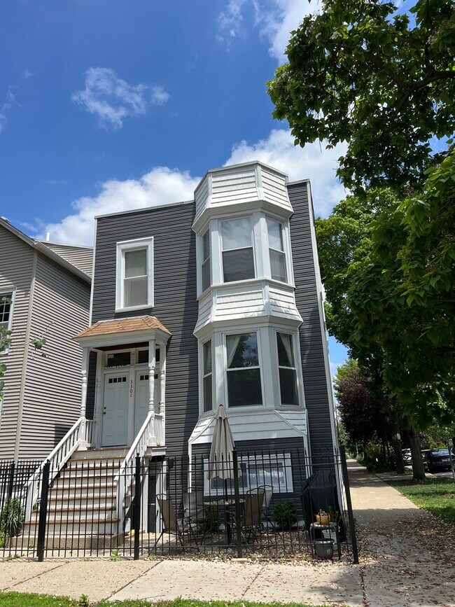 property at 3301 N Oakley Ave