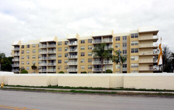 Village at The Falls in Miami, FL - Foto de edificio - Building Photo
