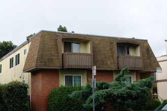 1129 Capuchino Ave in Burlingame, CA - Foto de edificio - Building Photo