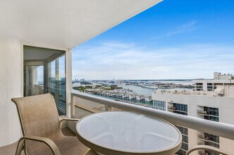 1717 N Bayshore Dr in Miami, FL - Building Photo - Building Photo